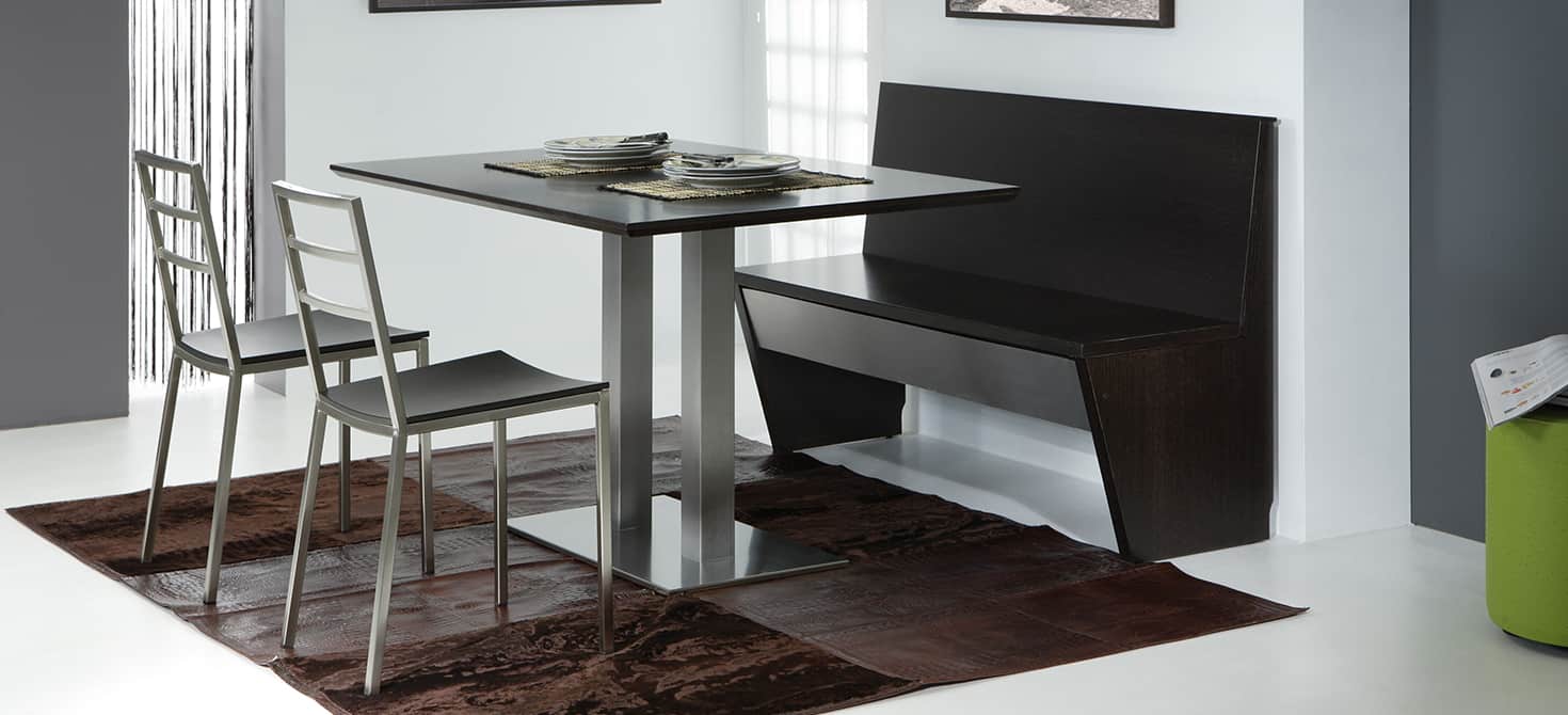 Tavolino con base in acciaio e panca da salotto